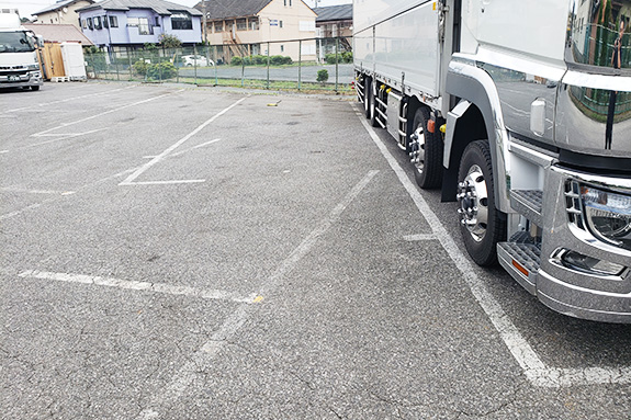 写真：車庫の白線を引き直し