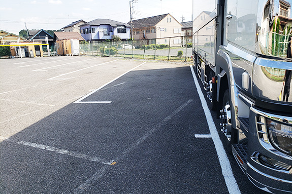 写真：車庫の白線を引き直し