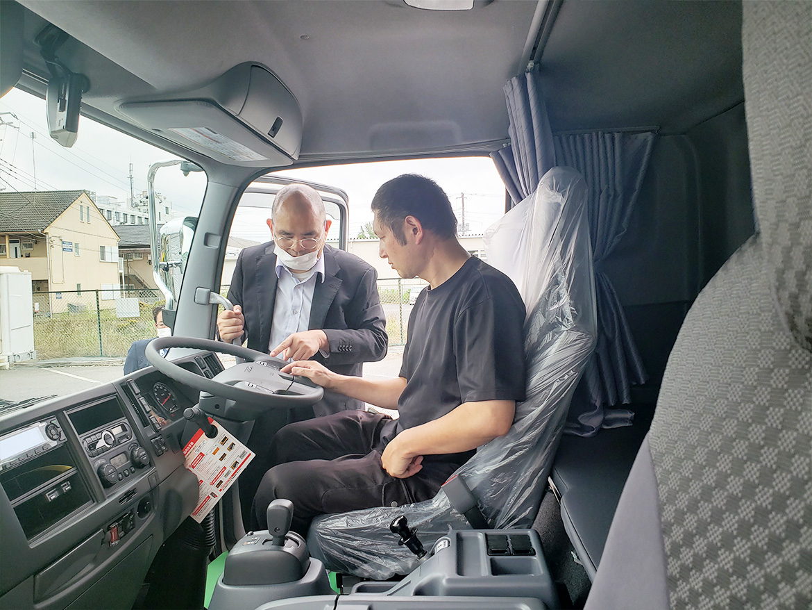 写真：新車　中型車納車