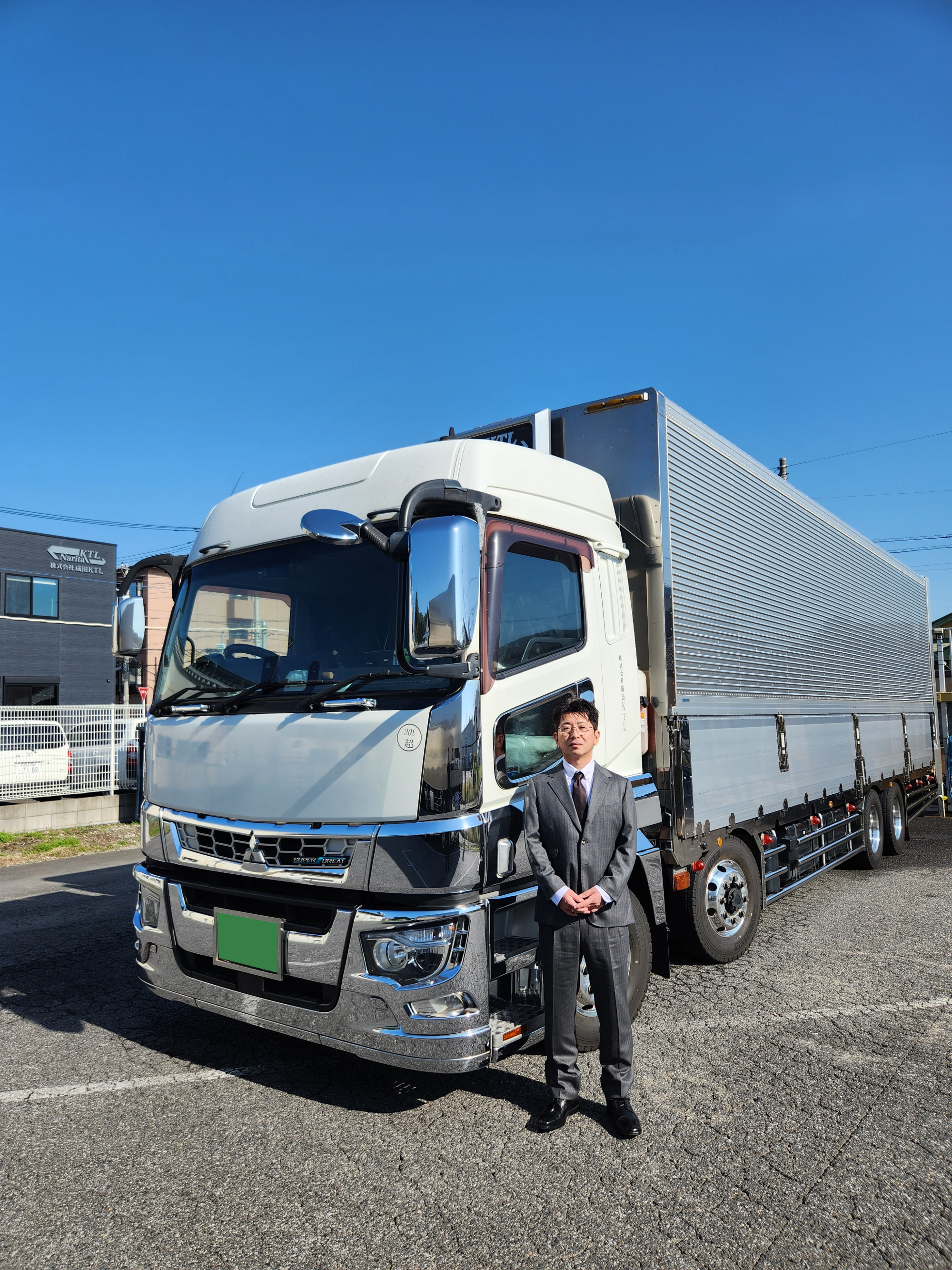 写真：トラックと社長