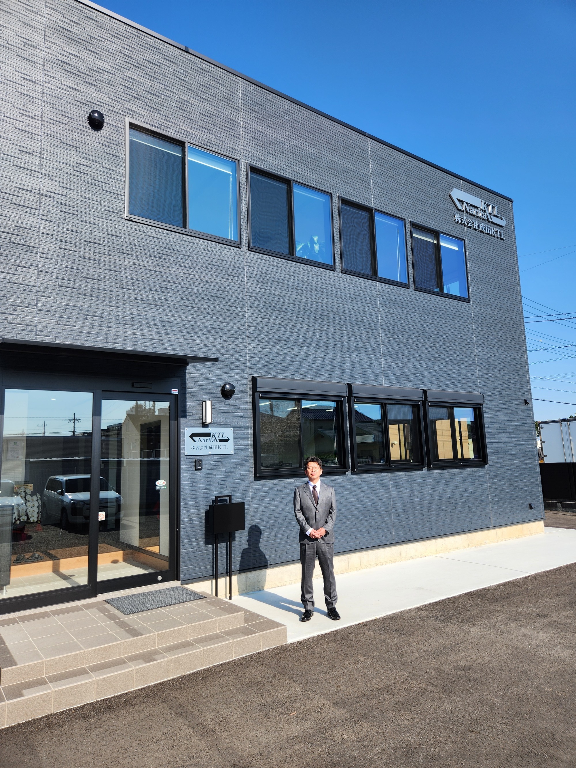 画像：空とトラックと社長